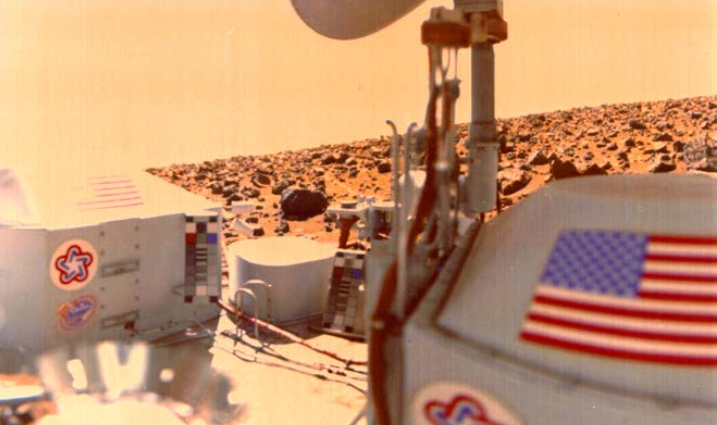 Captura real del Viking 2 sobre Planitia Uthopia, la bandera se uso para calibrar los colores