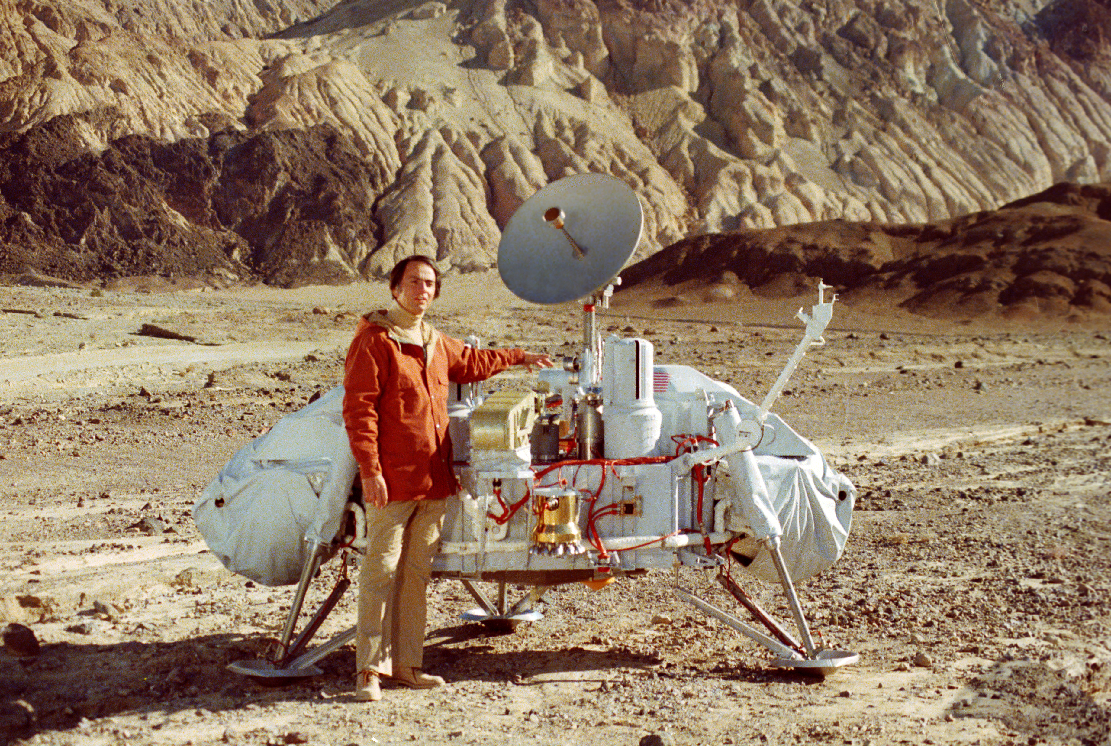 Carl Sagan junto a un modelo a escala real del módulo Viking fotografiado en Death Valley, California